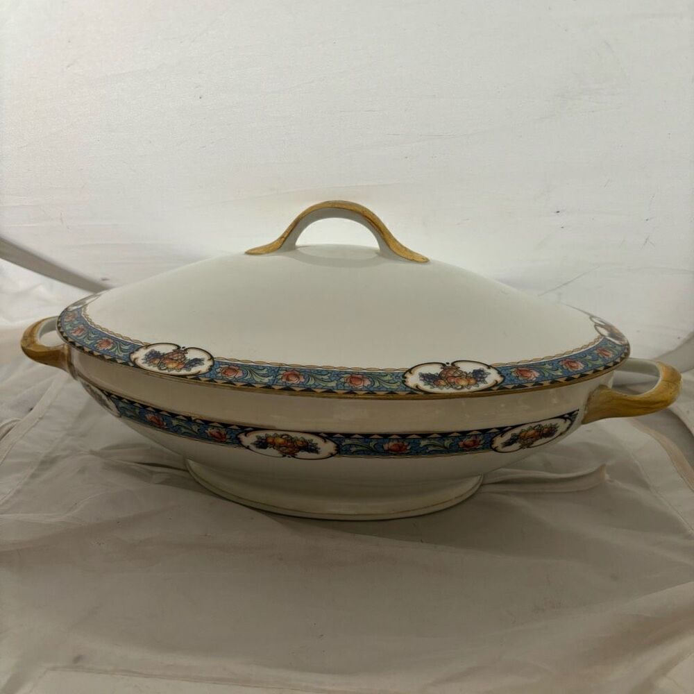 Fraureuth Germany Oval Covered Vegetable Bowl